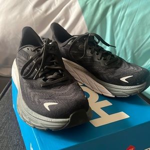 Wide Arahi 8.5 women’s Hoka tennis shoes